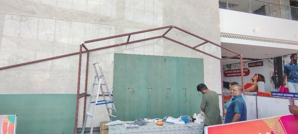 Board-out progressing across the kiosk back wall